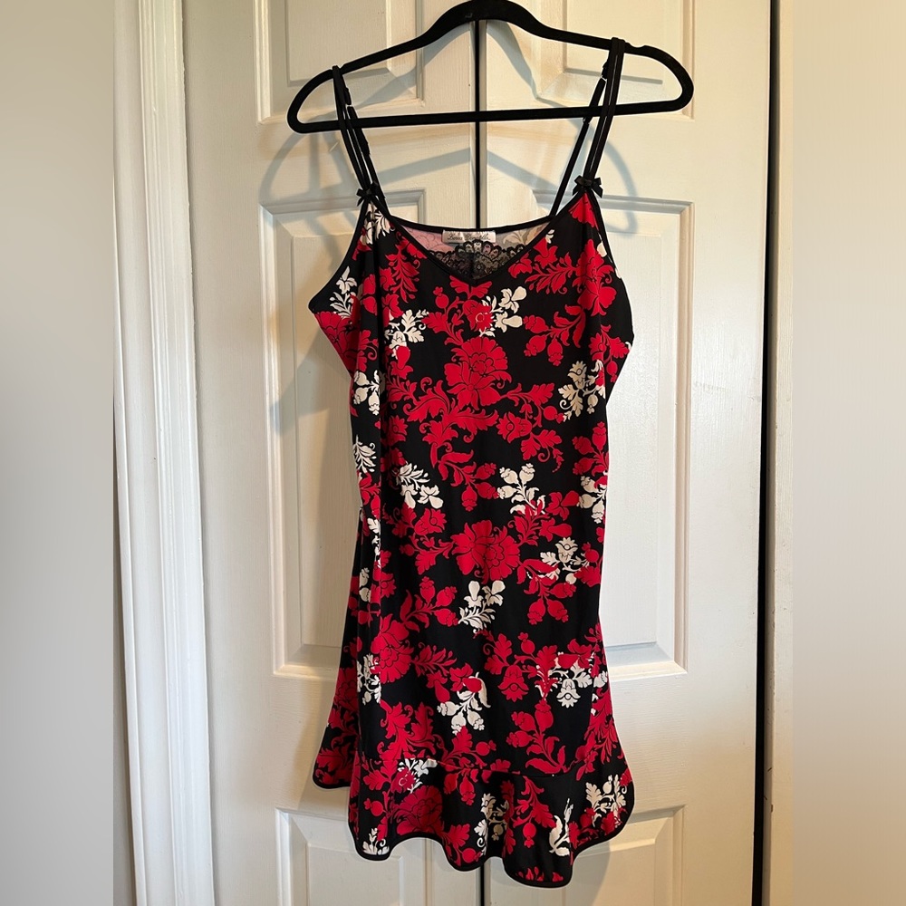 LÍNEA DONATELLA 🖤❤️ Floral Printed Satin Chemise / V-Neck & Black Lace Trim